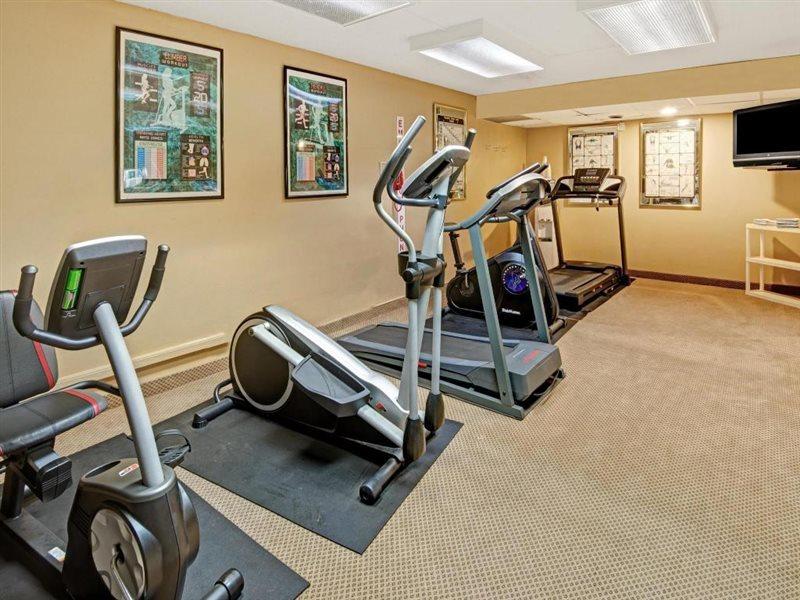 Ramada Overland Park Mission Extérieur photo