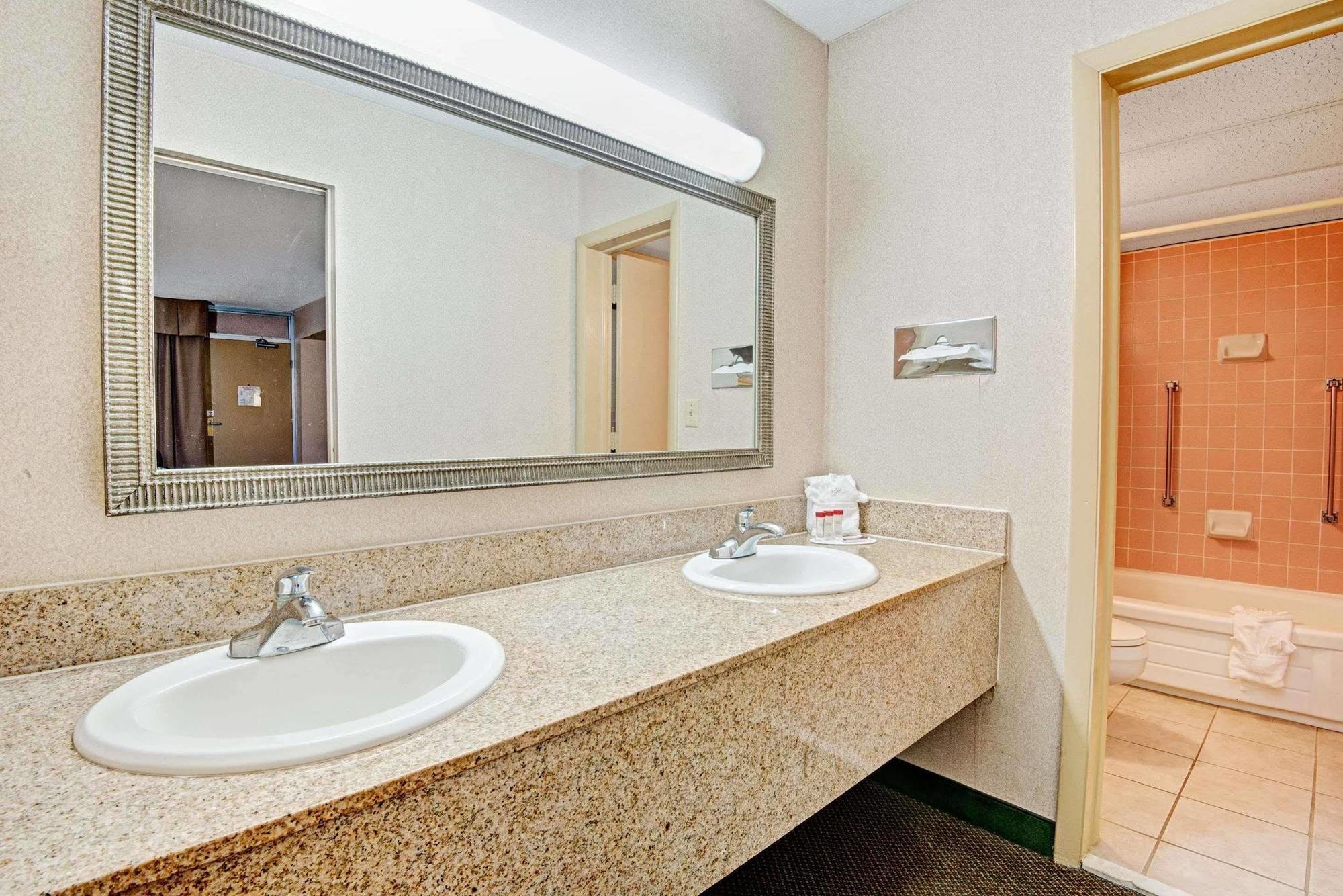 Ramada Overland Park Mission Extérieur photo