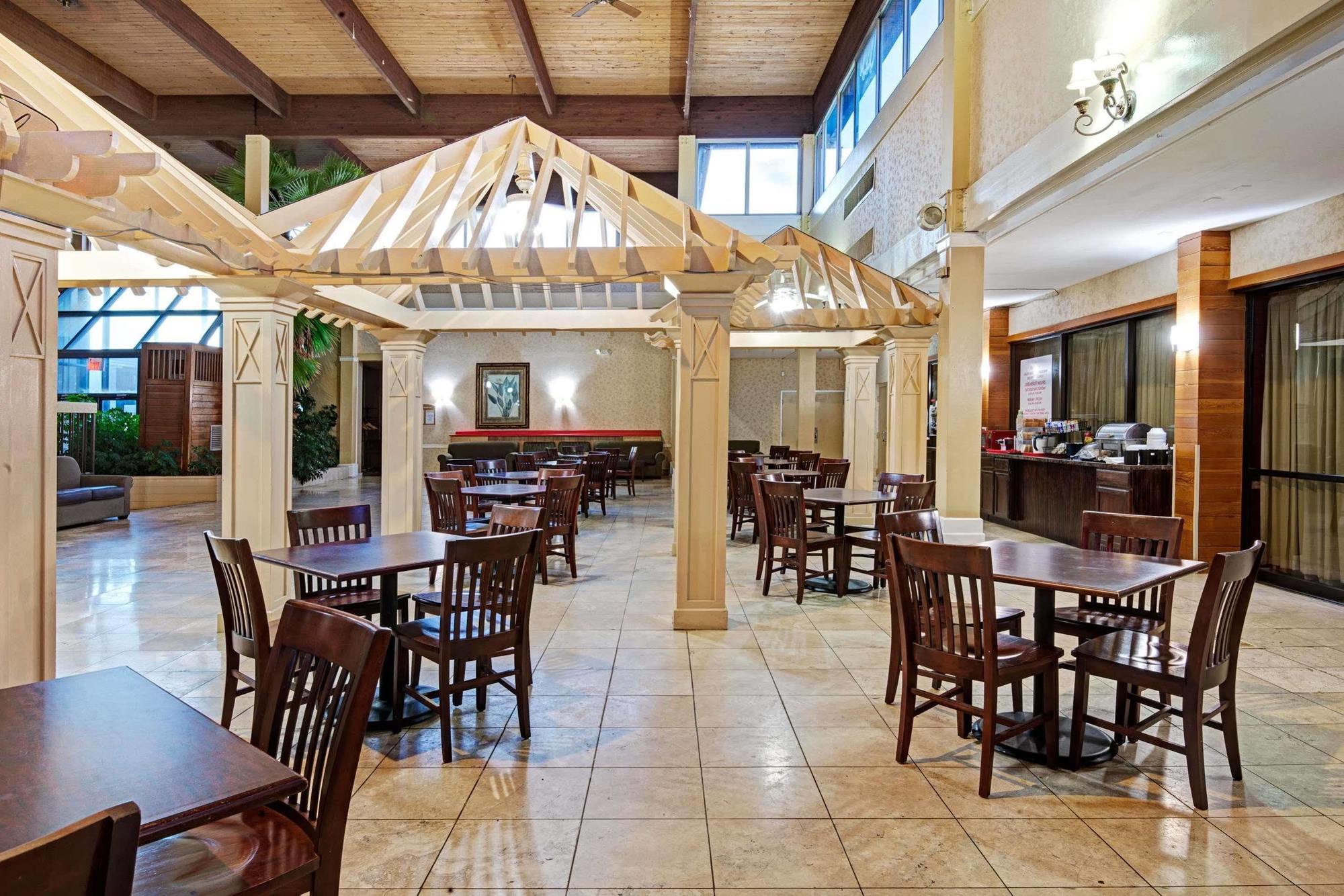 Ramada Overland Park Mission Extérieur photo