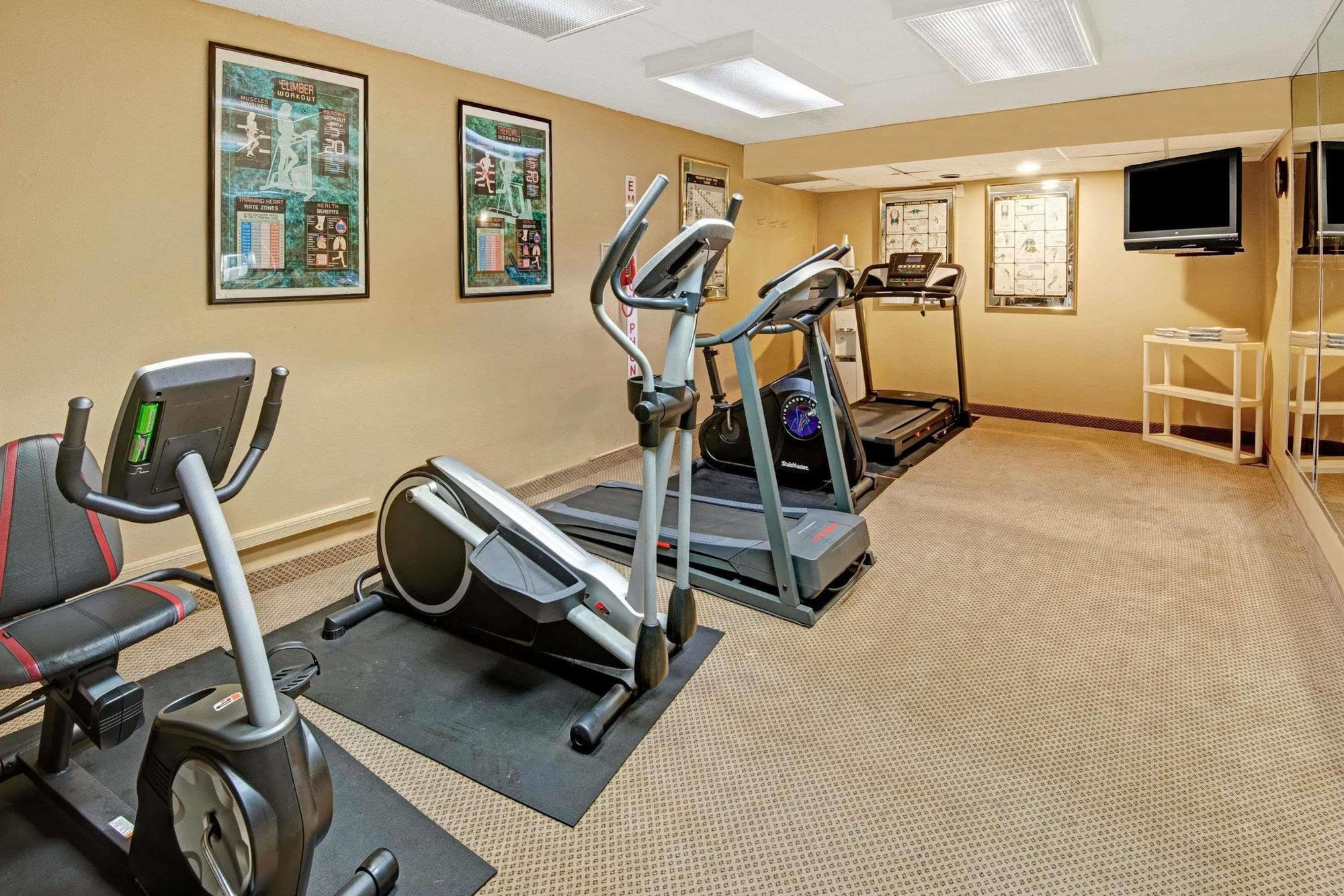 Ramada Overland Park Mission Extérieur photo